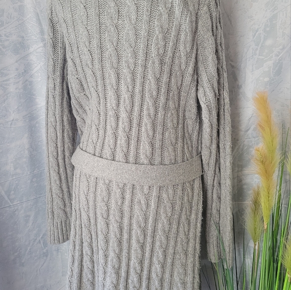 Lady's beautiful knee length sweeter - Picture 3 of 3